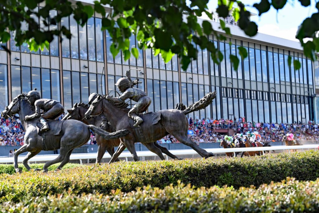 oaklawn statue and horses